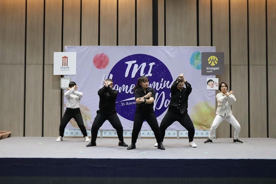 บรรยากาศพบปะและเวทีของชุมชน