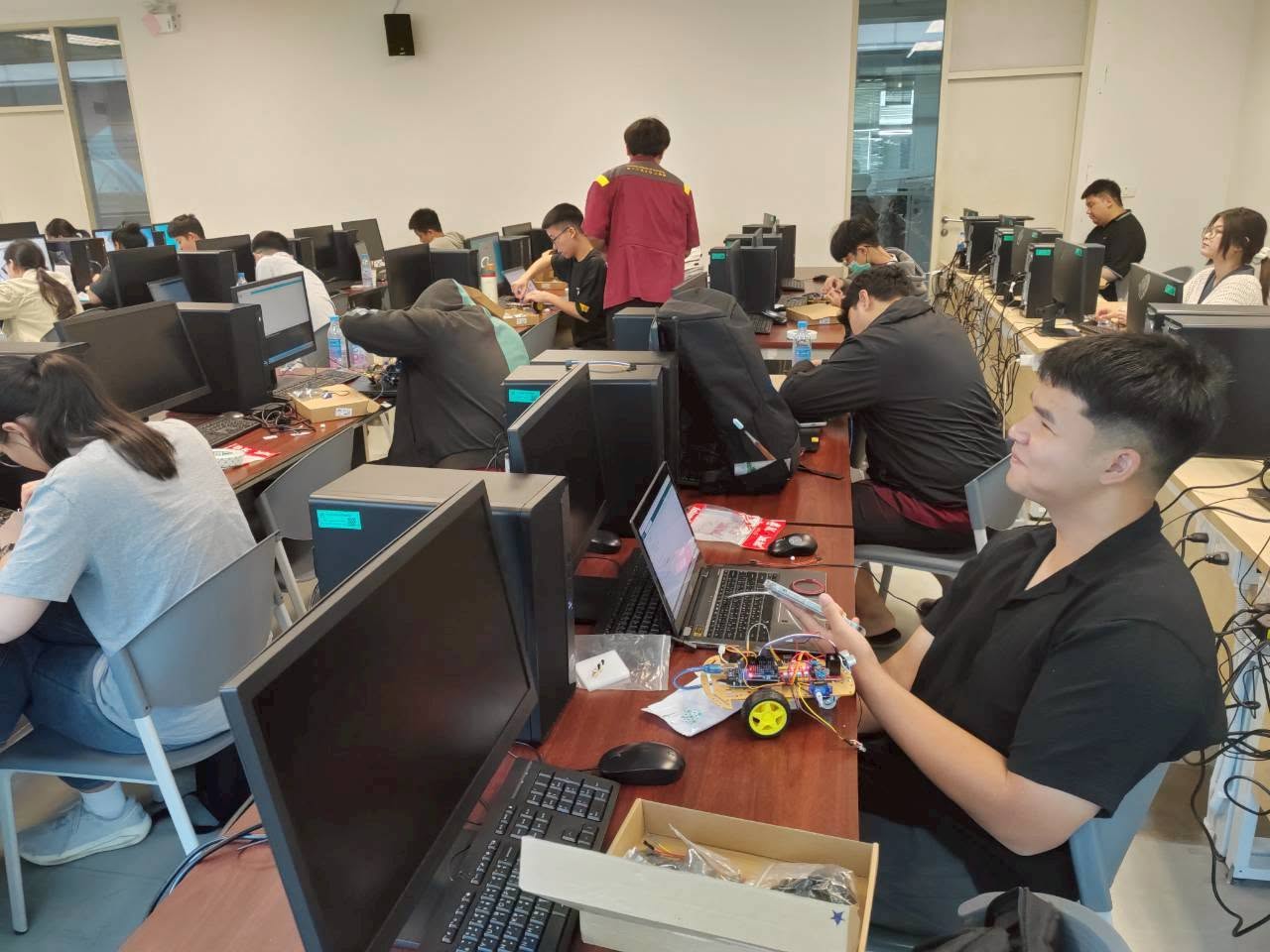 การเรียนรู้เทคโนโลยีและการลงมือทดลองร่วมกัน